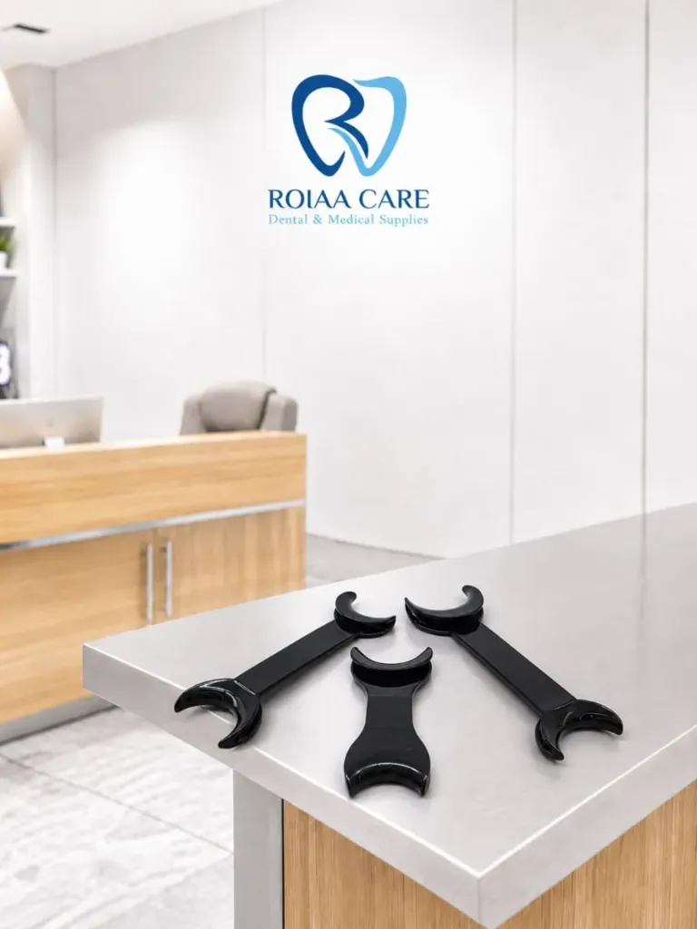 black cheek retractor medium
